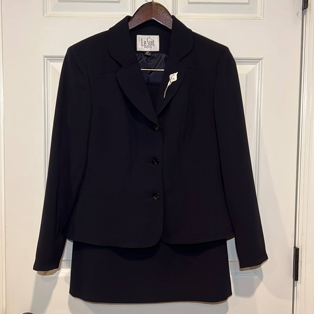 Le Suit lady’s skirt suit (6 petite) in deep purple